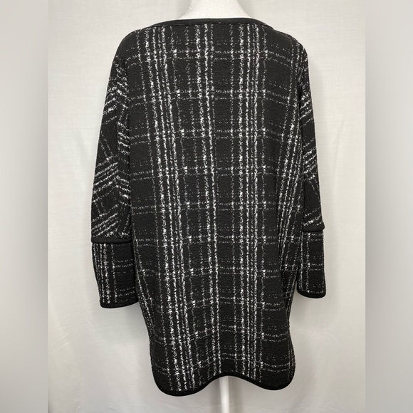 Sophie Max Black Color with White Thread Design
Size medium - Picture 2 of 6